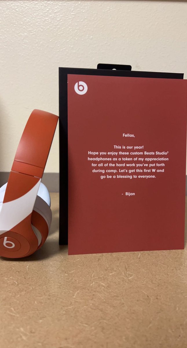Texas running back Bijan Robinson gifted all his teammates a new pair of burnt orange Beats headphones prior to the game against Alabama. 

“Let’s get this W and go be a blessing to everyone.” #HookEm