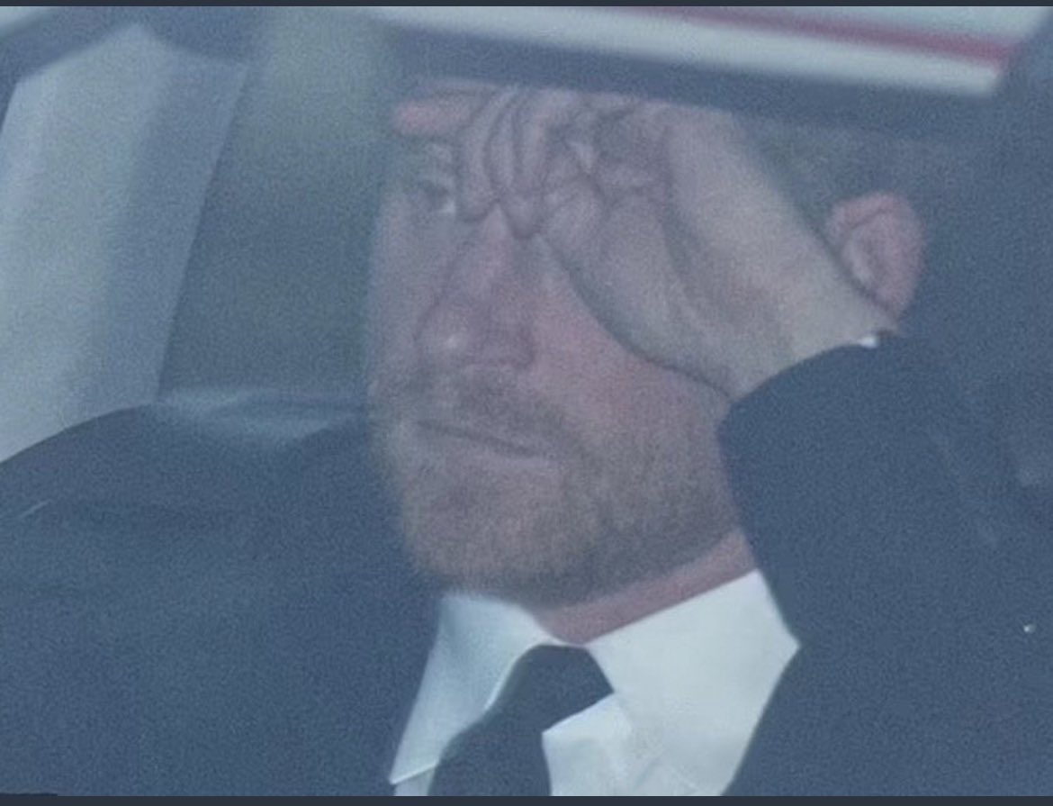 honesty_lover5's tweet photo. Please my Prince #PrinceHarry. Accept my sincerest condolences. May God console you with much strength, wisdom and courage to be able to bear this loss of your Grandmother d Queen. #IandMyFamilyLovesYou. https://t.co/QRsabrJYVk