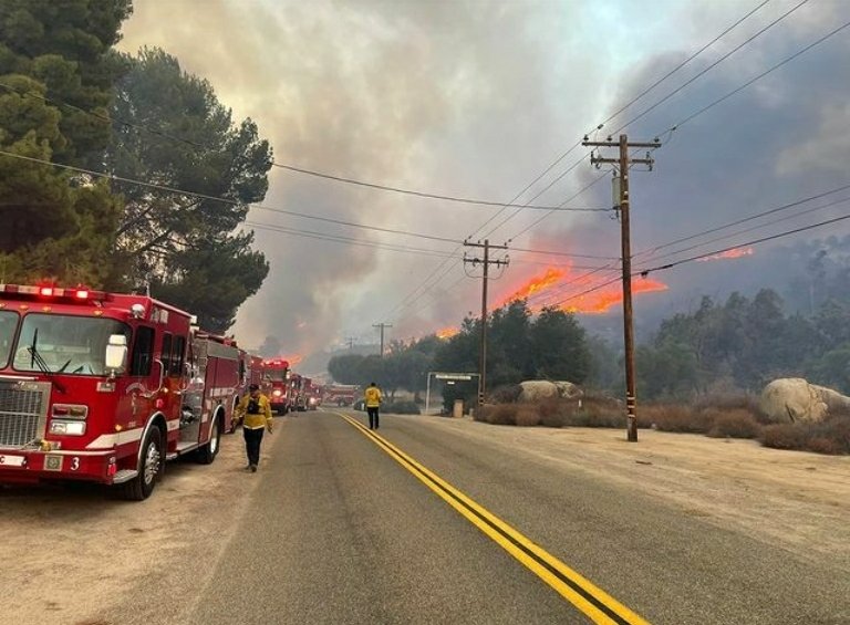 Lisalotte32's tweet photo. #Hemetfire #FairviewFire #Firefighters
The fire continues outside of my city. Consumed over 20,00 acres. Ashes annd smoke everywhere. ππ½ππ½ππ½ Rain! https://t.co/lzl21cOIij