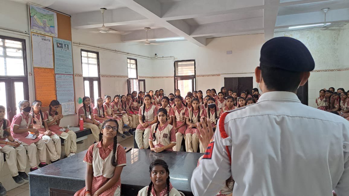 #दिल्ली में शोर नहीं# Thank you Delhi traffic police for our advertence towards road safety laws. It was indeed a very encouraging and educational session for our students. <a href="/DelhiTrafficPol/">Delhi Traffic Police</a> #roadsafety <a href="/DelhiPolice/">Delhi Police</a> <a href="/DelhiNss/">DELHI NSS CELL</a> <a href="/ddesouth/">DOE DELHI DISTRICT SOUTH</a> #delhi #students #awareness #SafetyRules
