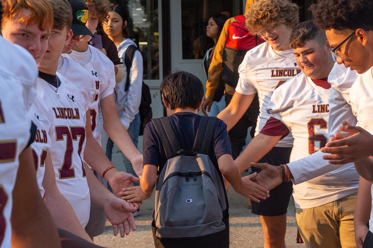 DMschools's tweet image. Before tonight&apos;s game, @LHSrails football players were at Weeks Middle School first thing this morning to greet students and give each of the future Rails a team wrist band. See more at flic.kr/s/aHBqjA6usH