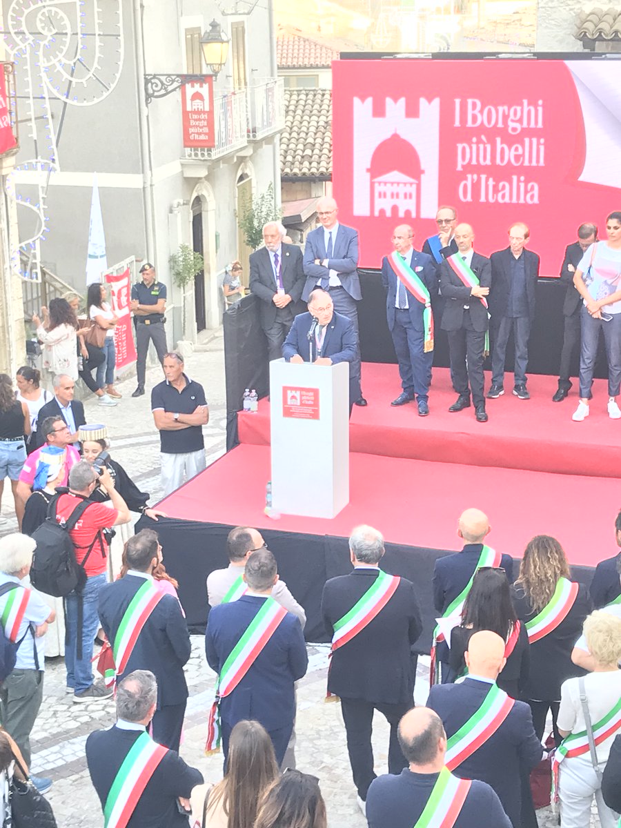 BorghiPiuBelli's tweet photo. “Questo Festival è un appuntamento importante per la ns Associazione, ringrazio tutti i sindaci che ogni giorno con impegno e abnegazione fanno grande l’Italia dei #borghi” così @fiorello_primi apre il XIV Festival dei Borghi più belli d’Italia a #Abbateggio e  #CaramanicoTerme https://t.co/O0hOpjvgoN