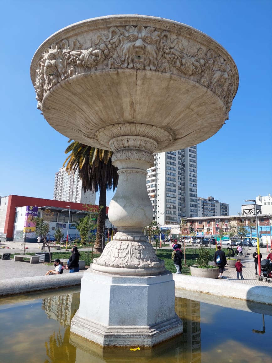 nuvidal's tweet photo. @Muni_Indep @Duranbaronti @Carabdechile Asi se encuentra la emblematica pileta de plaza chacabuco al dia de hoy, convertida en un pantano llena de basura, agua podrida. Donde esta el mantenimiento? La plaza parece persa y @Duranbaronti dando catedra por tv. Fuera @Duranbaronti . https://t.co/P6pasrntMv