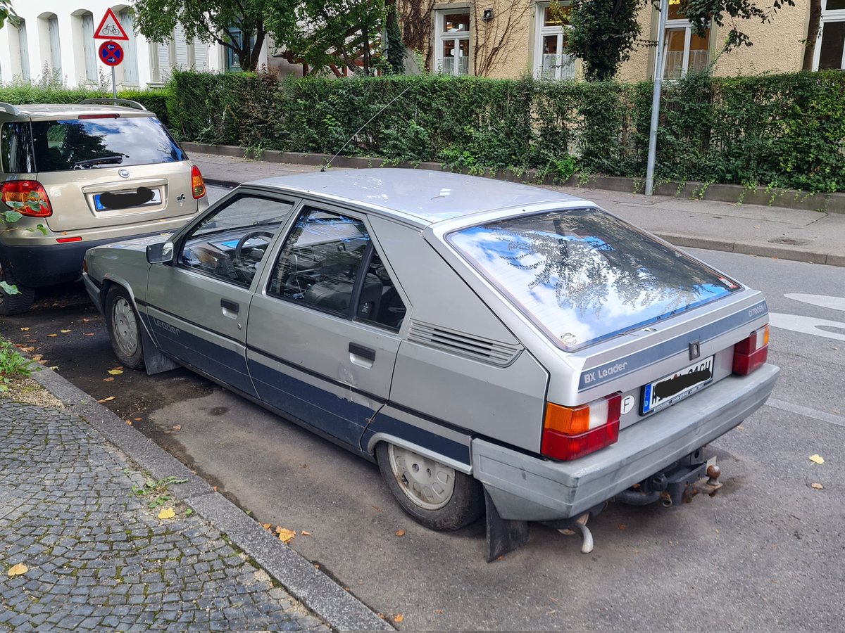 Commuter8's tweet photo. Constance is always good for a pleasant surprise: Citroen BX Leader, with towing hitch. :-) And it appears to be an officially historic vehicle ("h" in the licence plate)! @HubNutVids #citroen #citroenbx https://t.co/AU1hOwVqvL