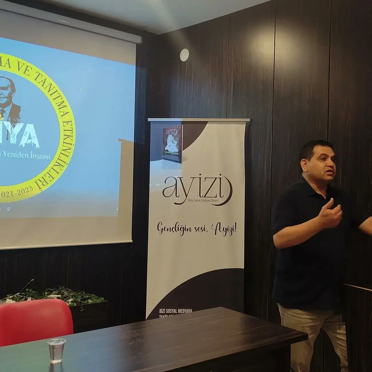 AliyaProjesi's tweet photo. Aliya Projesi kapsamında yapılan 4. Kampımızda Dr. Osman Arslan, Aliya İzzetbegoviç hakkında bilgi vermek için kampımızı teşrif etti. Kendisinin yazdığı ve kampçılara hediye edilen  Bilge Aliya kitabını gençler için imzaladı.
Kendisine teşekkür ederiz.
@OsmanArslan01 https://t.co/rvQ5eZkiMH