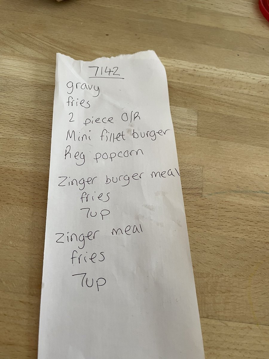Wriggers9's tweet photo. @KFC_UKI this my receipt for tonight’s delivery and it was missing half of these items, how does this happen???? https://t.co/vj1FOduzW7