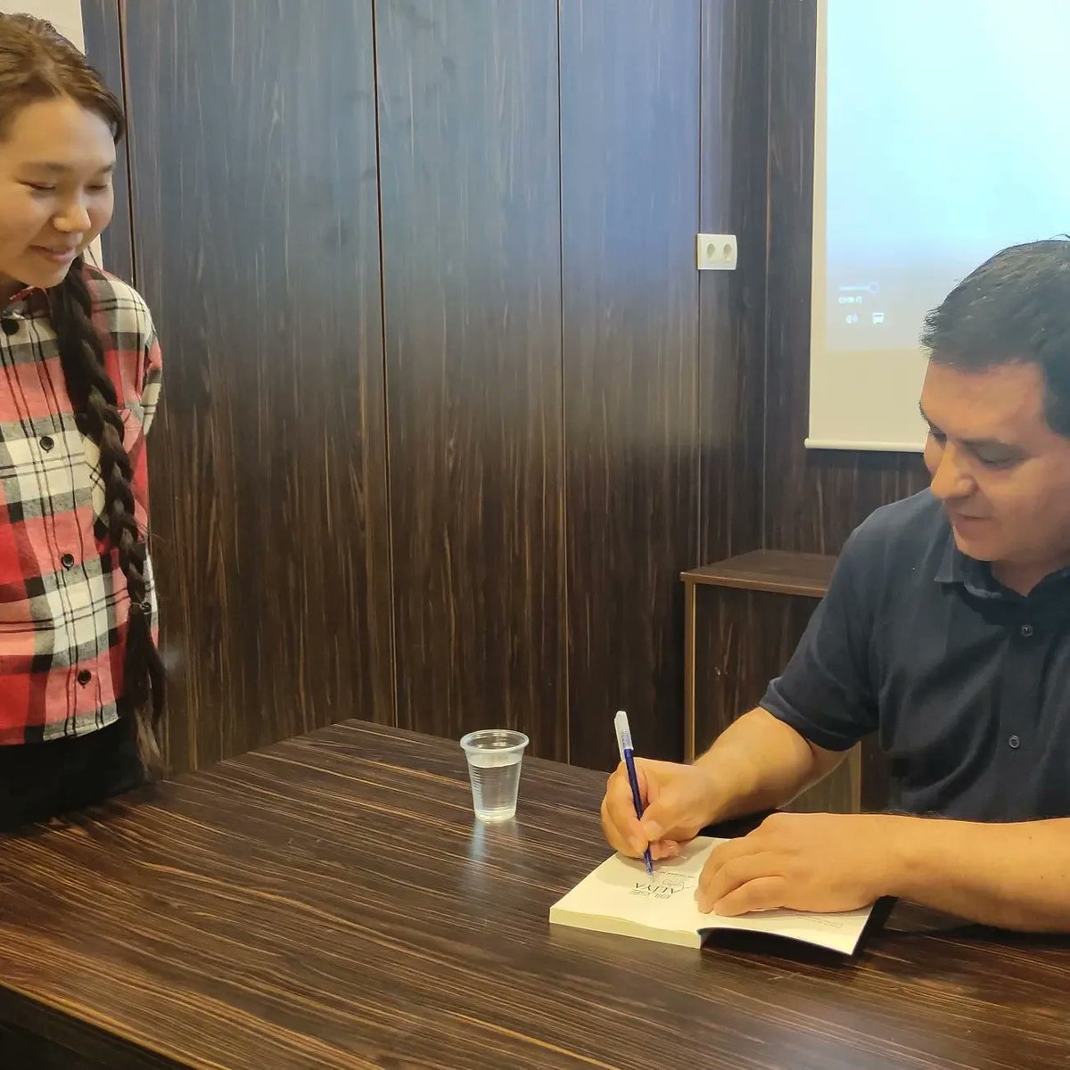 AliyaProjesi's tweet photo. Aliya Projesi kapsamında yapılan 4. Kampımızda Dr. Osman Arslan, Aliya İzzetbegoviç hakkında bilgi vermek için kampımızı teşrif etti. Kendisinin yazdığı ve kampçılara hediye edilen  Bilge Aliya kitabını gençler için imzaladı.
Kendisine teşekkür ederiz.
@OsmanArslan01 https://t.co/rvQ5eZkiMH