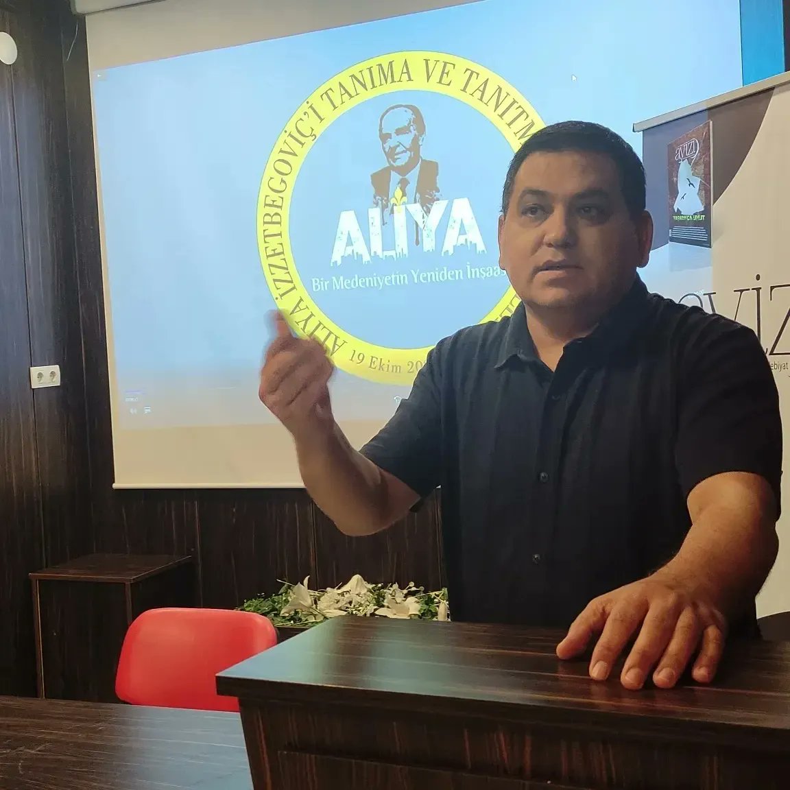 AliyaProjesi's tweet photo. Aliya Projesi kapsamında yapılan 4. Kampımızda Dr. Osman Arslan, Aliya İzzetbegoviç hakkında bilgi vermek için kampımızı teşrif etti. Kendisinin yazdığı ve kampçılara hediye edilen  Bilge Aliya kitabını gençler için imzaladı.
Kendisine teşekkür ederiz.
@OsmanArslan01 https://t.co/rvQ5eZkiMH