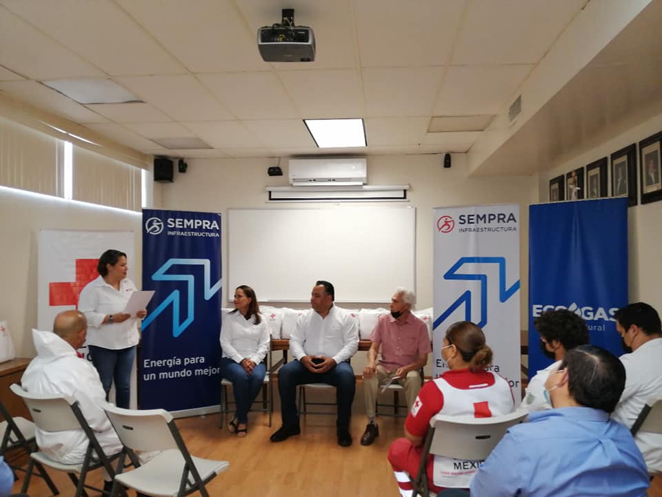 CruzRojaMXBC's tweet photo. Nuestros paramédicos de Cruz Roja Mexicana Delegación Mexicali recibieron por parte de @SempraInfra_MX  Infraestructura y su Fundación 600 trajes Tyvek. Con este donativo nos ayudan a realizar servicios a la comunidad más protegidos y en beneficio de la población. https://t.co/FYCYiKD94u