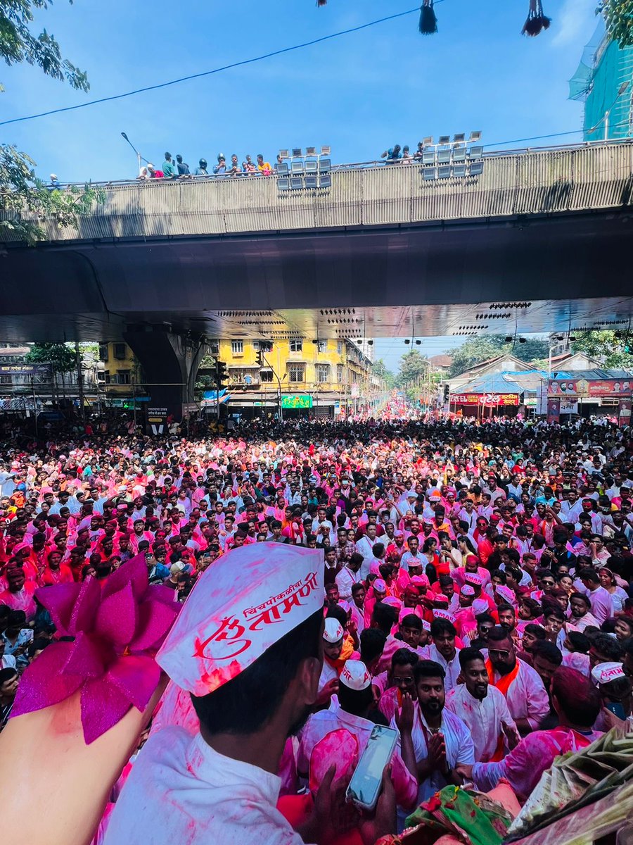 TOIMumbai's tweet photo. Lakhs of people have turned out for the yatra of the 103-yr-old Chinchpokli Cha Chintamani. They have only covered 1 km since 10am and may reach Chowpatty by 7am tomorrow, says president Vidyadhar Ghadi.

#AnantChaturdashi https://t.co/Vx6ChRI1kl
