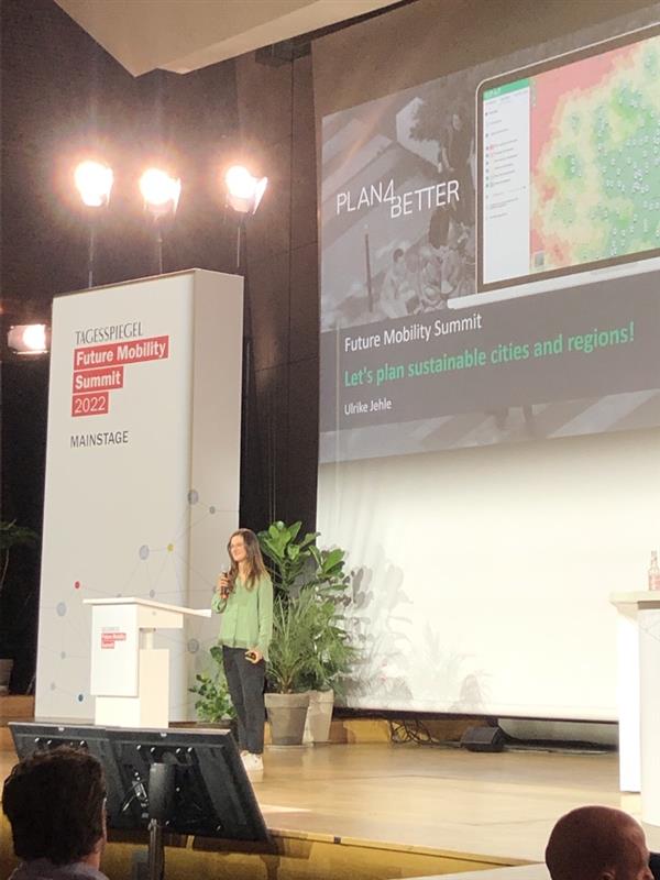 plan4better's tweet photo. Wir waren am #futuremobilitysummit des @TspBackgroundMT in Berlin und durften bei den #innovatorpitches teilnehmen. 🚀 Gemeinsam mit #WonderVision konnten wir beim Voting den zweiten Platz belegen 🙌 Glückwunsch an @horyznaerospace für den wohlverdienten Sieg! https://t.co/MYkhI7JQ44