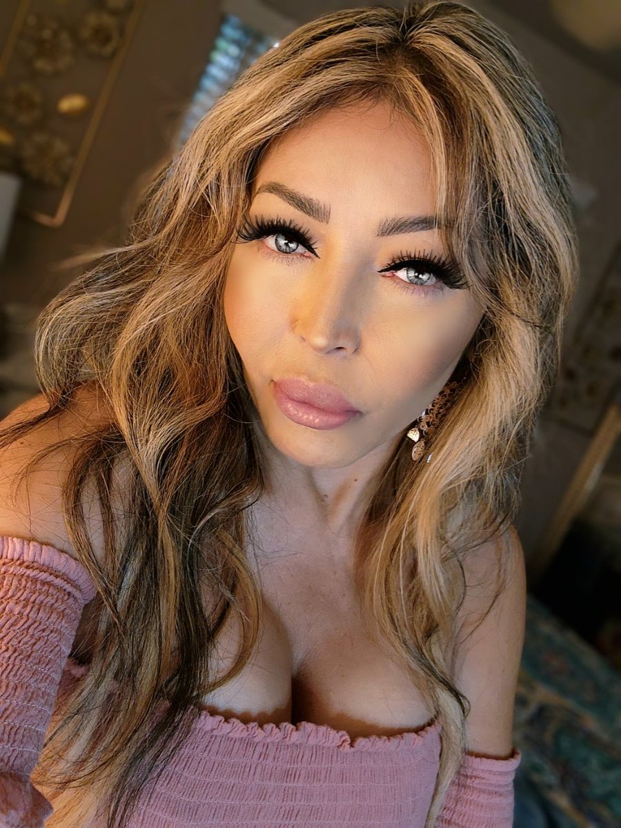 DYchiquita's tweet photo. Ex : hey, I miss you
Me : can't talk,  I'm at a funeral 

Ex : omg, who died?
Me : my feelings for you 

Happy friday ya'll!!

#fridayvibes #weekend #timetoletloose #weekendfun #gorgeousgirl #hotasf #loveherbutleaveherwild https://t.co/omxLxyP9u5