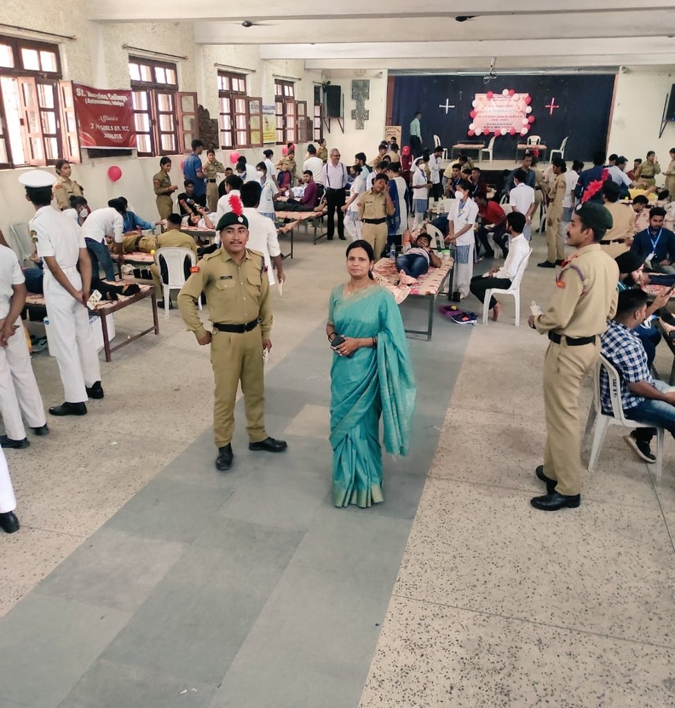 Anushri_24's tweet photo. With the aim of helping thalassemia patients in Jabalpur, M.P, @staloysiuscoll1 (Sadar,jbp) conducted a blood donation camp in association with @RedCrossIndia wherein 348 units of blood was donated including both staff and students. Inaugurated by @Ashokrohanibjp and team. https://t.co/folFpqjt2u