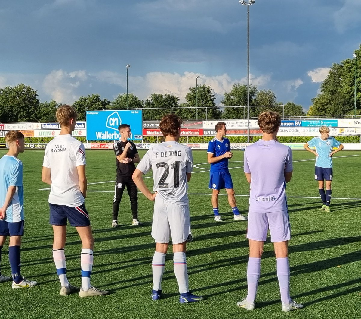 Mooi om te zien dat ook dit seizoen FC Twente speler Daan Rots als assistent-trainer actief is bij Grol JO17-1.
#talententrainen
#passie
#opleiden