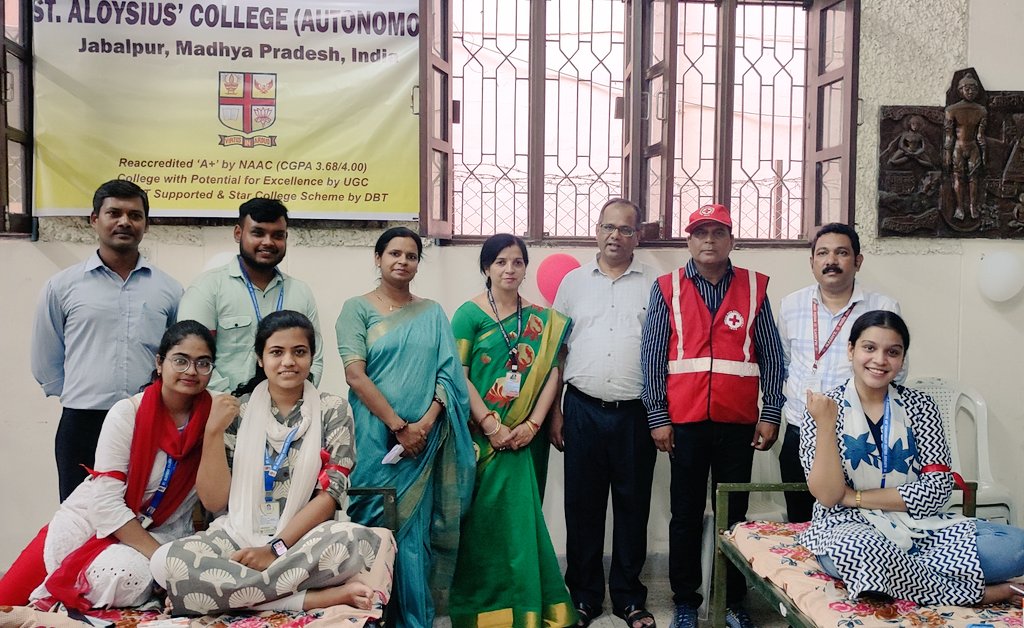 Anushri_24's tweet photo. With the aim of helping thalassemia patients in Jabalpur, M.P, @staloysiuscoll1 (Sadar,jbp) conducted a blood donation camp in association with @RedCrossIndia wherein 348 units of blood was donated including both staff and students. Inaugurated by @Ashokrohanibjp and team. https://t.co/folFpqjt2u