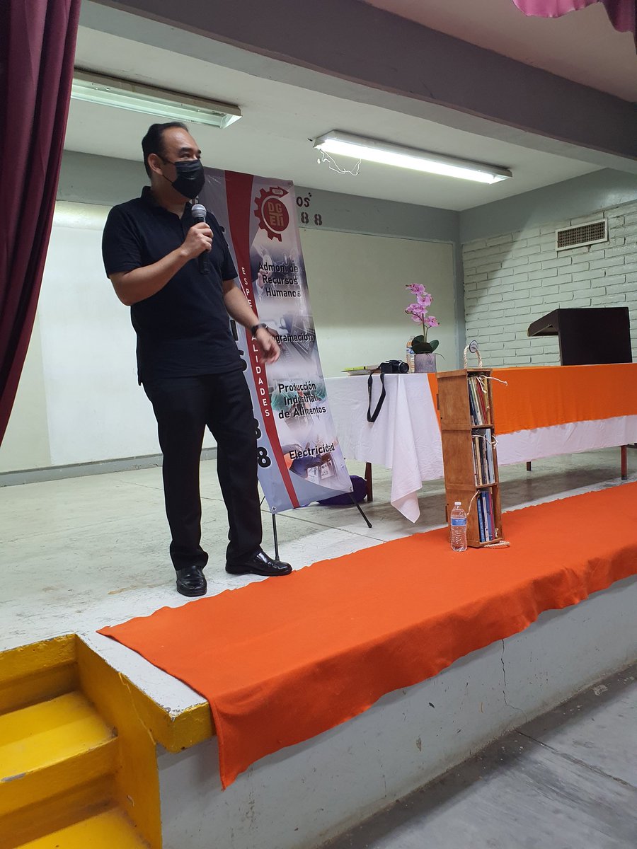 victorflint's tweet photo. Mtro. @ismaelsernah en conferencia: La juventud y las letras. ¿Leer?, actividad de apertura del Programa de Fomento a la Lectura #LasLetrasUnen acción de #PRONAFOLECB188 del semestre agosto 2022 - enero 2023.
#3AMARH #3BMARH #CBTIS188 https://t.co/V9HNYKKpsS