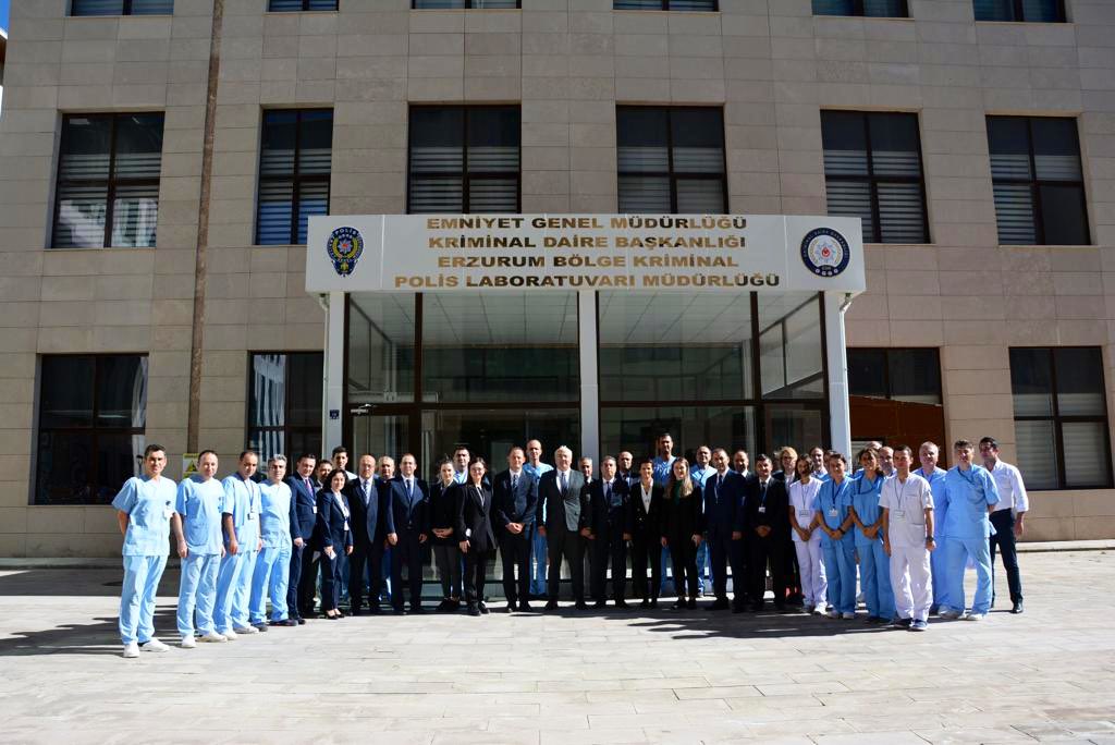 kriminal_egm's tweet photo. Başkanımız Sn.Bülent GÜRCAN Erzurum Bölge Kriminal Polis Laboratuvarı Müdürlüğünü,Olay Yeri İnceleme Şube Müdürlüğünü ve Bomba İmha ve İnceleme Birimini ziyaret ederek devam etmekte olan 5. Dönem Olay Yeri İnceleme ve Kimlik Tespit Temel Eğitim kursunda incelemelerde bulunmuştur. https://t.co/COUPWUqqpL