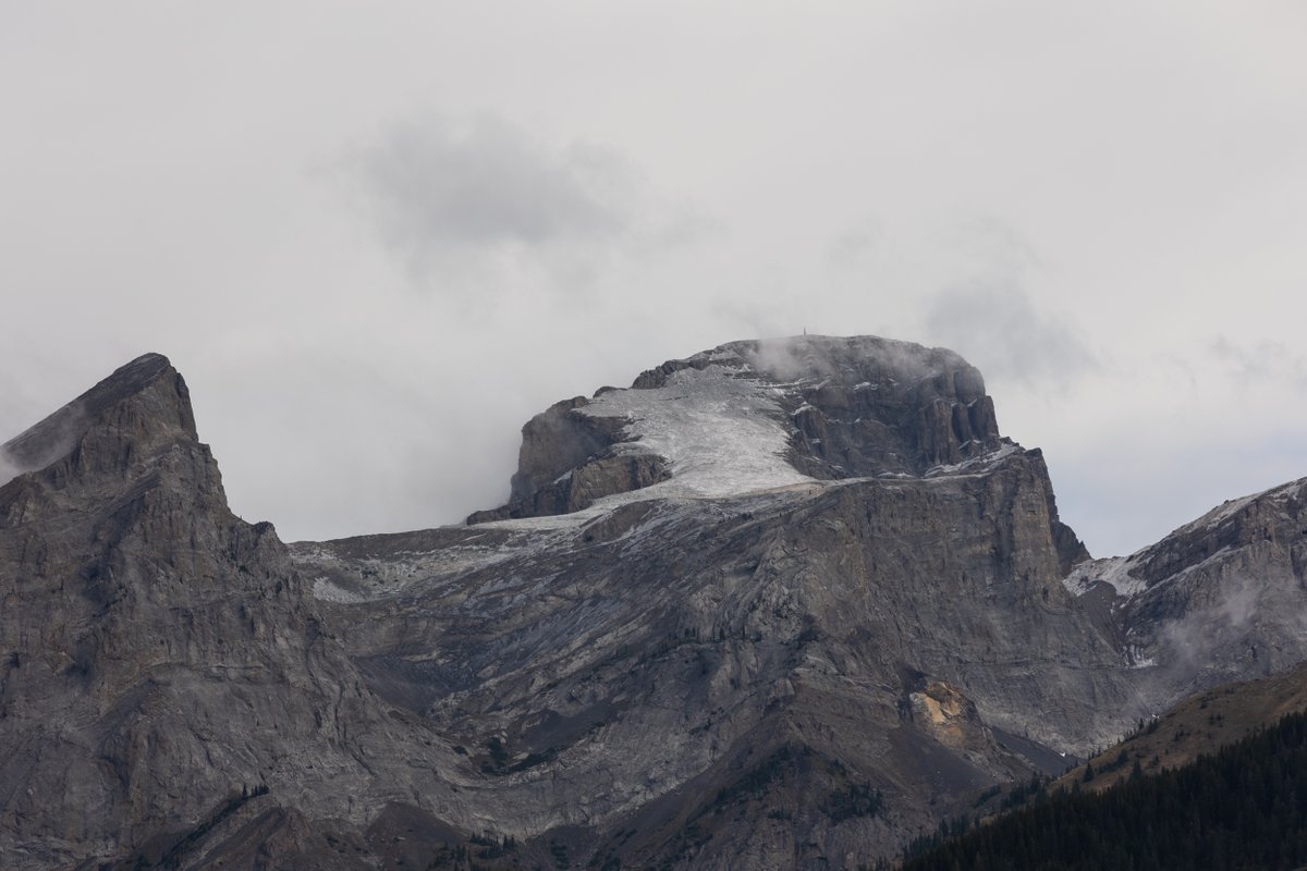 Looked up at the Three Sisters this morning and saw this!!!! #ferniestoke

Which camp do you sit in?

- Winter is coming! 😍🙌🎿

Or

- Summer is going!!! 🥶🤮❄️