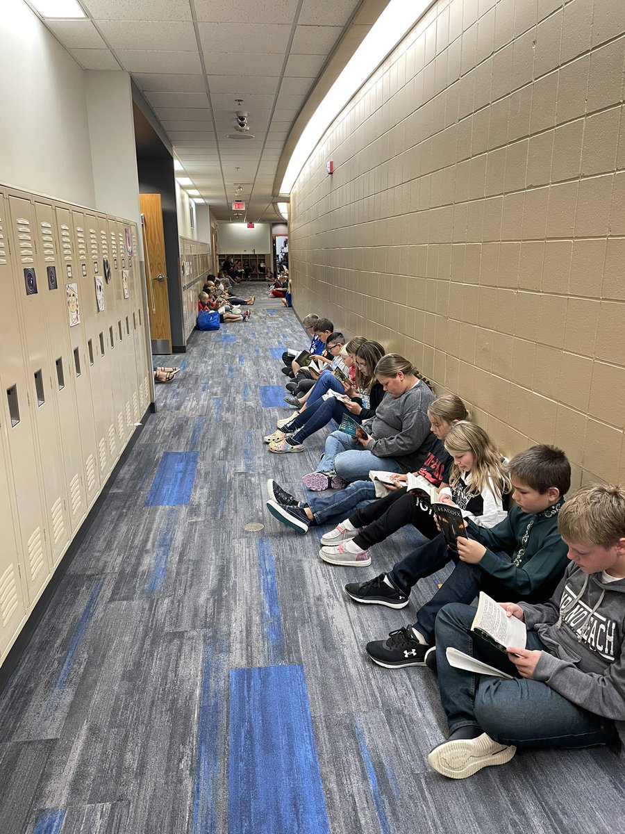 MrLangemo's tweet photo. Great to get back to our Friday traditions.  “Hallway Reading” in the elementary. https://t.co/uj1qafnxDM