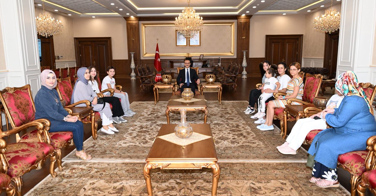 SeddarYavuz's tweet photo. Eşim Selda Hanım ile birlikte yürüttüğümüz #ÖNEMProjesinde #hamisi olduğumuz sevgili yavrularımız ve ailelerini Makamda ağırladık. Her zaman iletişimde kaldığımız evlatlarımızla hasbihal ettik, yeni eğitim-öğretim yıllarını kutlayarak başarı dileklerimizi ilettik. https://t.co/qlNkVhL1wE