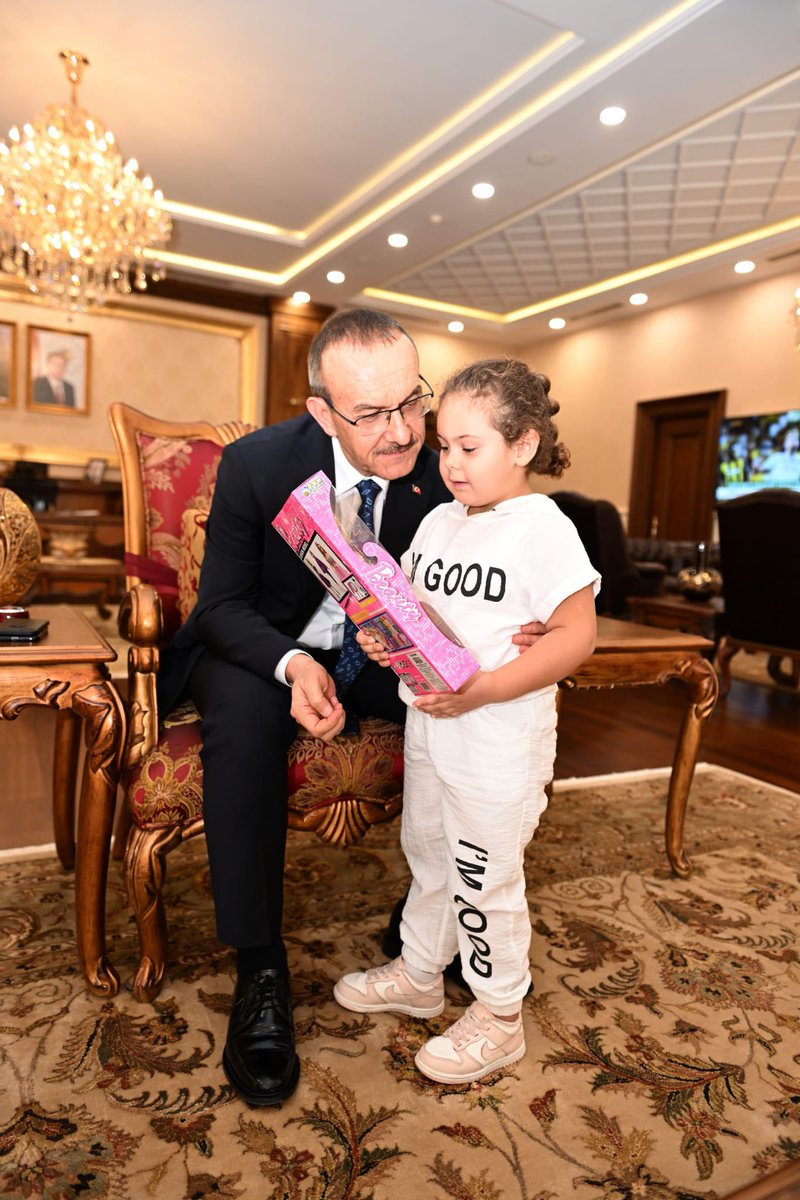 SeddarYavuz's tweet photo. Eşim Selda Hanım ile birlikte yürüttüğümüz #ÖNEMProjesinde #hamisi olduğumuz sevgili yavrularımız ve ailelerini Makamda ağırladık. Her zaman iletişimde kaldığımız evlatlarımızla hasbihal ettik, yeni eğitim-öğretim yıllarını kutlayarak başarı dileklerimizi ilettik. https://t.co/qlNkVhL1wE
