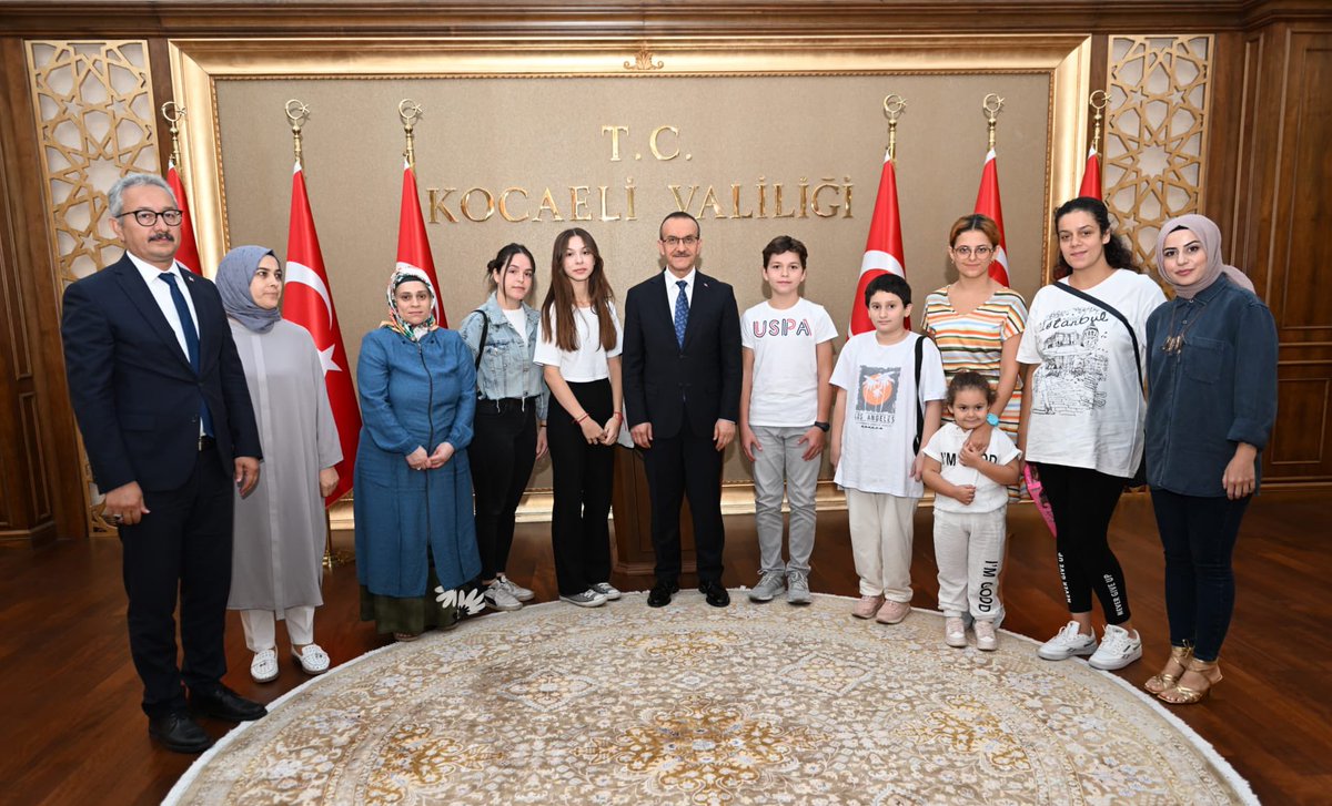 SeddarYavuz's tweet photo. Eşim Selda Hanım ile birlikte yürüttüğümüz #ÖNEMProjesinde #hamisi olduğumuz sevgili yavrularımız ve ailelerini Makamda ağırladık. Her zaman iletişimde kaldığımız evlatlarımızla hasbihal ettik, yeni eğitim-öğretim yıllarını kutlayarak başarı dileklerimizi ilettik. https://t.co/qlNkVhL1wE