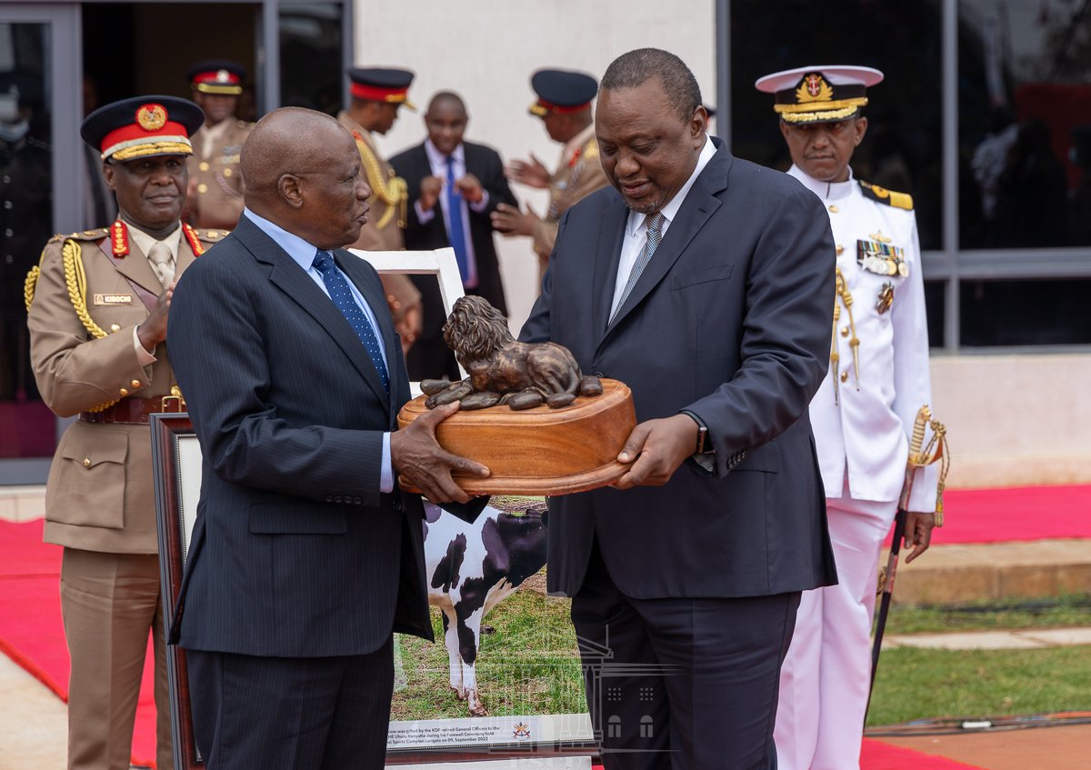 StateHouseKenya's tweet photo. 1/4
President Uhuru Kenyatta has thanked Kenyans for the support they accorded his administration for the last 10 years.

“I thank everyone who has walked the talk with me and especially you the Kenya Defence Forces (KDF),” ~President Kenyatta | @kdfinfo https://t.co/QIyvDN2zs4