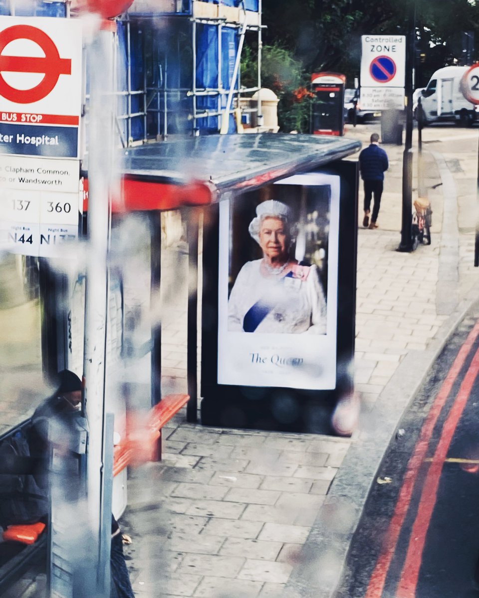 ZannaHall's tweet photo. Bus stops in London today with this moving tribute to #QueenElizabeth  @MetroUK @TfL https://t.co/B8H6o7OBwG
