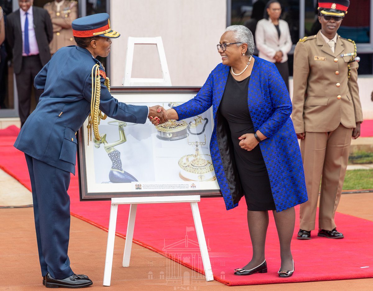 StateHouseKenya's tweet photo. 1/4
President Uhuru Kenyatta has thanked Kenyans for the support they accorded his administration for the last 10 years.

“I thank everyone who has walked the talk with me and especially you the Kenya Defence Forces (KDF),” ~President Kenyatta | @kdfinfo https://t.co/QIyvDN2zs4