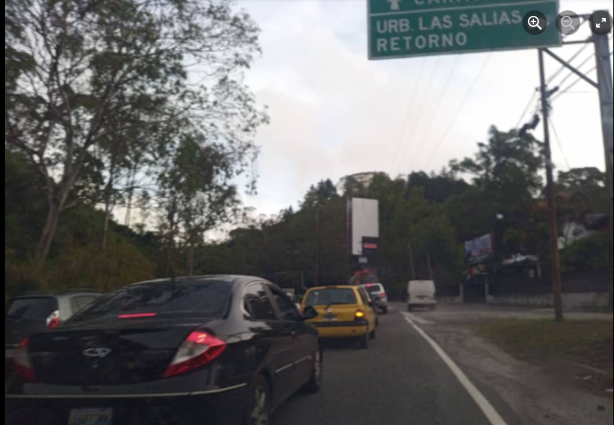 traficovv's tweet photo. Vía @willroj #PNM ya para la hora terminado de recoger los desechos del deslizamiento ocurrido ayer en la noche. Un poco de Lentitud pero ya hay más fluidez para continuar a #SAA y #LTQS 12:35p.m. #9Sept https://t.co/1D24RB7BxW