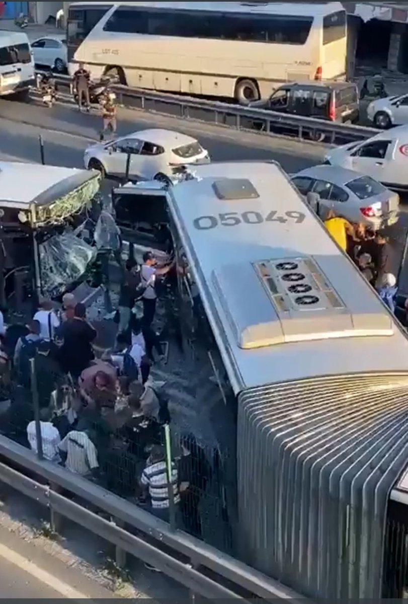 Avcılar’daki metrobüs kazası çok feci. İnşallah ölü ve ağır yaralı yoktur. Şu kazada politik  söylemde bulunan akplilerin Allah belasını versin.Biraz insan olun insan.