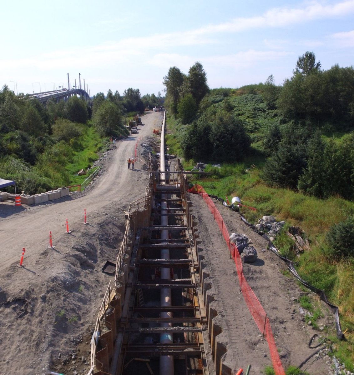 BlueFoxEng's tweet photo. Well done project teams!
We are proud to work alongside the construction teams of Pomerleau &amp; @CrossingGroup  to achieve this project milestone.

Fraser River: 1660m x 914mm HDD
Highway Ramp: 127m x 2134mm PipeJack

#trenchless #engineering #HDD #construction #pipelines #pipejack https://t.co/JIQ5jsTlUy