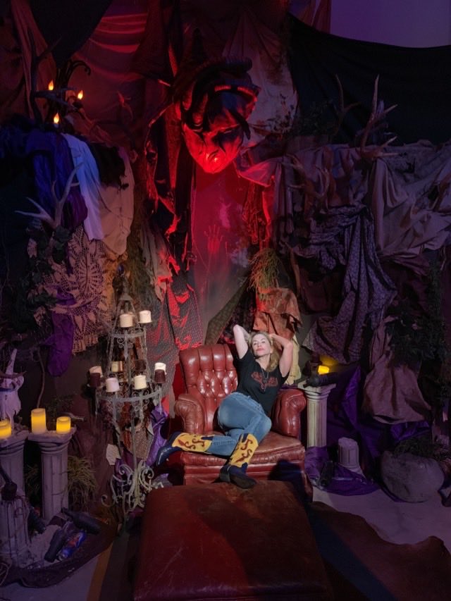 WilliCaroline's tweet photo. Waiting for #TheLostBoys to come home.  Welcome, Friday! #SantaCruz #VampireFriday https://t.co/Gl0ioKS8Hy