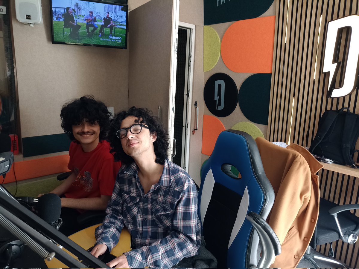 eldestape_radio's tweet photo. 🎶 #AHORA | Nos visitan Nico de Carli, de “Todos los Martes”, y Santino Barberis y Fidel Cartagena, de “Apolimos”, en el #CierreMusical de #ConsensoyCoso 

📻 FM107.3 | AM1050
💻 https://t.co/da14gja7hu https://t.co/YSmDJs31Nu