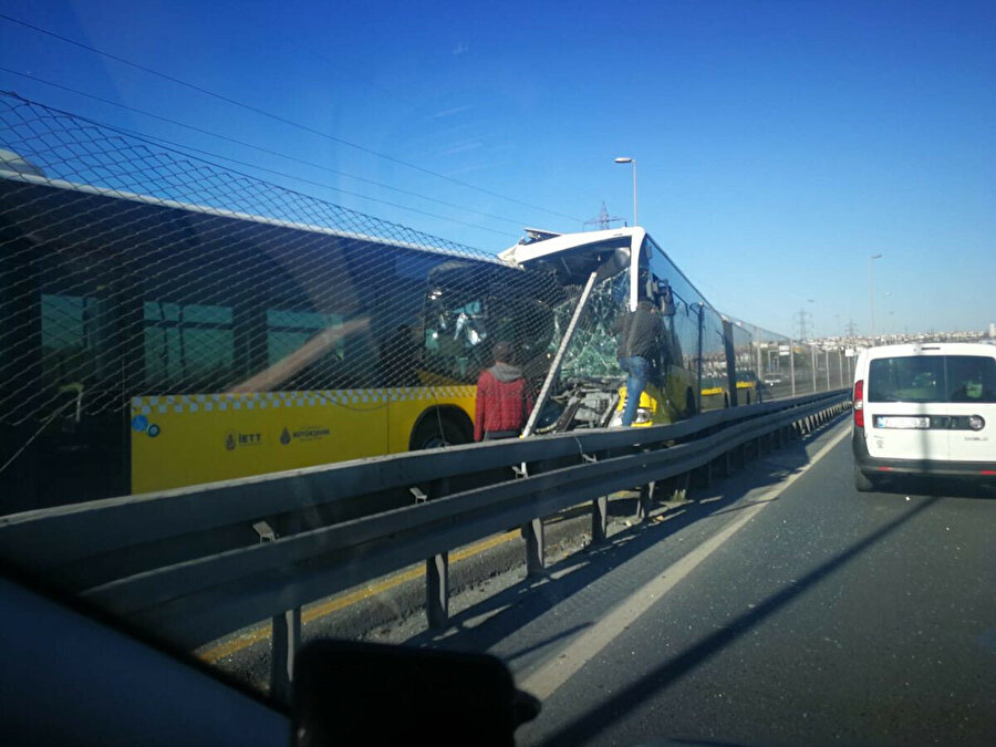 İstanbul’da Avcılar’da Metrobüs Kazası: 2 Araç Çarpıştı, 2 Kişi Hastaneye Kaldırıldı furkannews.com/istanbulda-avc…