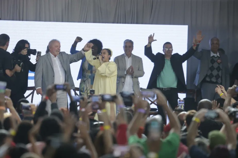 OGloboPolitica's tweet photo. Lula reforça nova estratégia em ato com evangélicos: 'Não teria chegado onde cheguei sem a mão de Deus'. https://t.co/qOs6NRh2Bm https://t.co/j3ZdzThtjW
