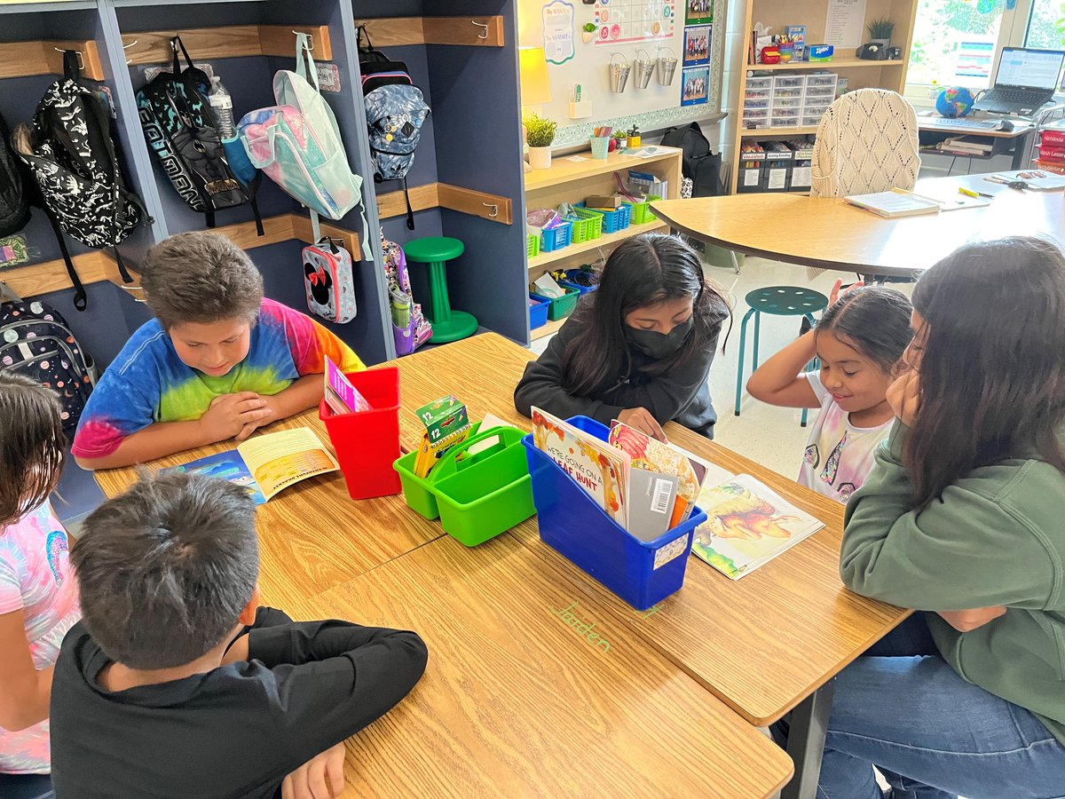 HyblaValley6th's tweet photo. Ms Deaton's class loved reading with their Reading Buddies in Ms Thal's class for the first time! #HyblaValleyHuskies @HyblaValleyES @HyblaValley2nd https://t.co/qv7n0pMYIA