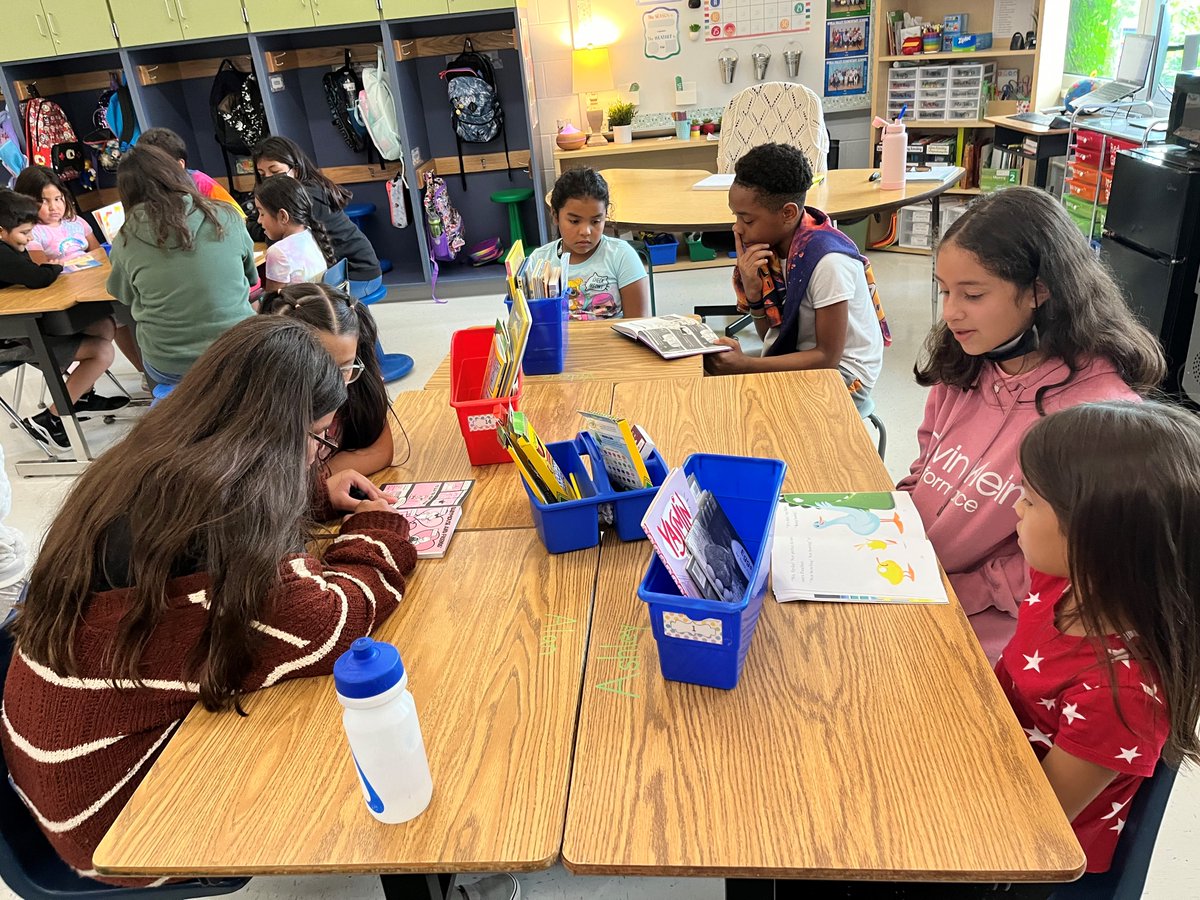 HyblaValley6th's tweet photo. Ms Deaton's class loved reading with their Reading Buddies in Ms Thal's class for the first time! #HyblaValleyHuskies @HyblaValleyES @HyblaValley2nd https://t.co/qv7n0pMYIA