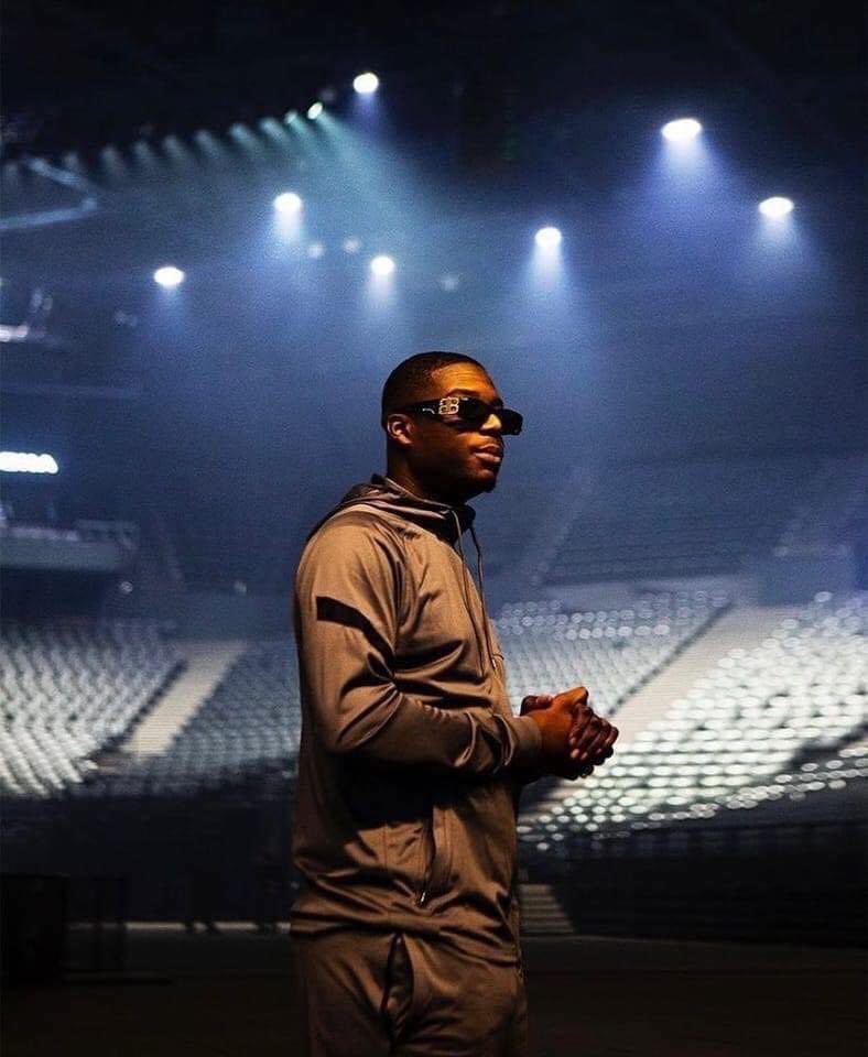 Kulturlesite_'s tweet photo. 🚨Le concert de Ninho, demain, à La Défense Arena affiche complet ! (+40.000 personnes)

Il devient le plus jeune rappeur à remplir la plus grande salle d’Europe. https://t.co/R45fBJe7jk