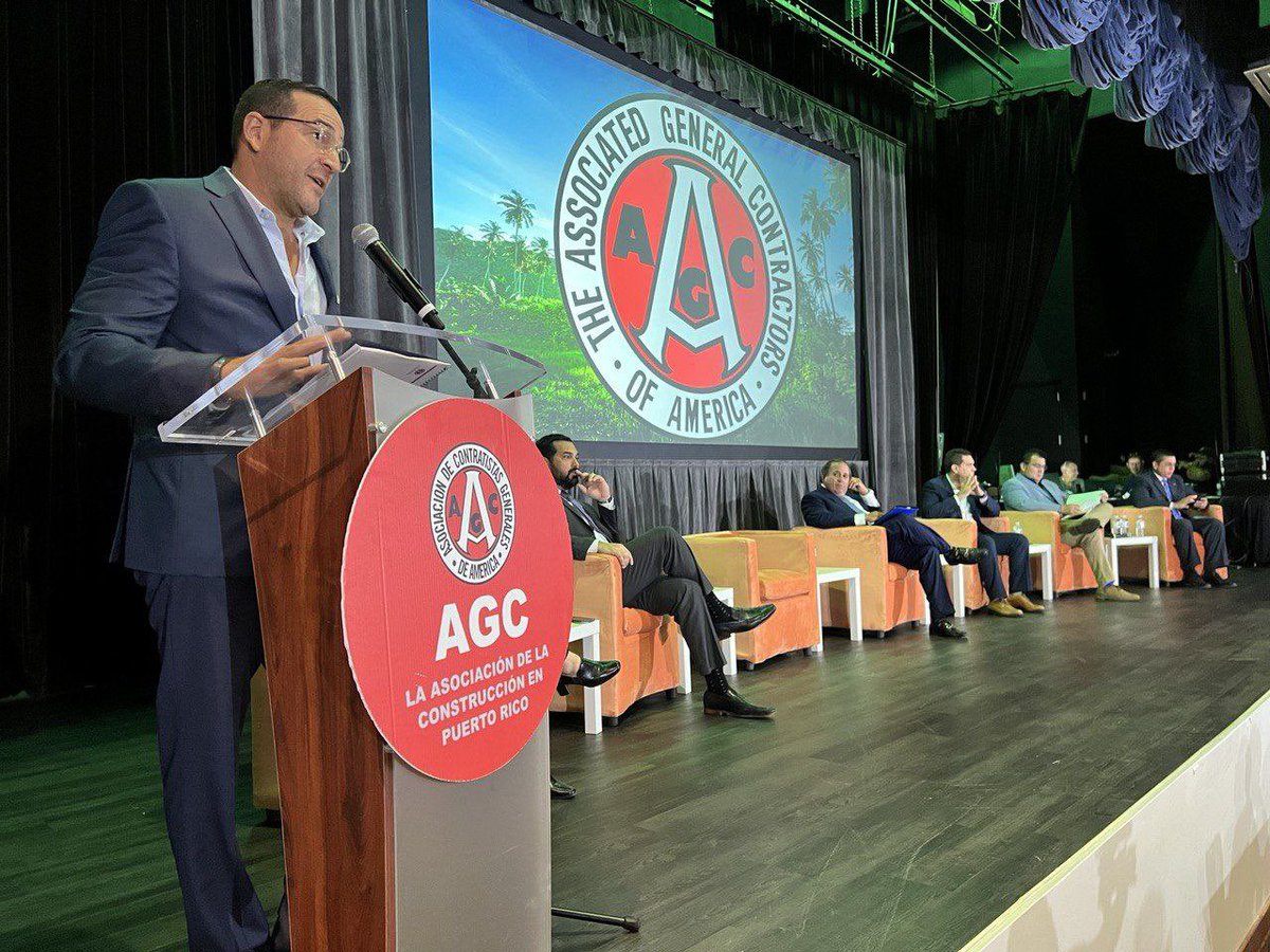 AEEONLINE's tweet photo. Director ejecutivo AEE, Ing. Josué A. Colón Ortiz, junto al Lcdo. Fernado Gil, presidente de su Junta, participaron del Foro de Energía durante la convención de la @AGCPRChapter, donde se habló sobre el progreso del sector energético y se contestaron preguntas sobre el tema. https://t.co/gabidPg4mB