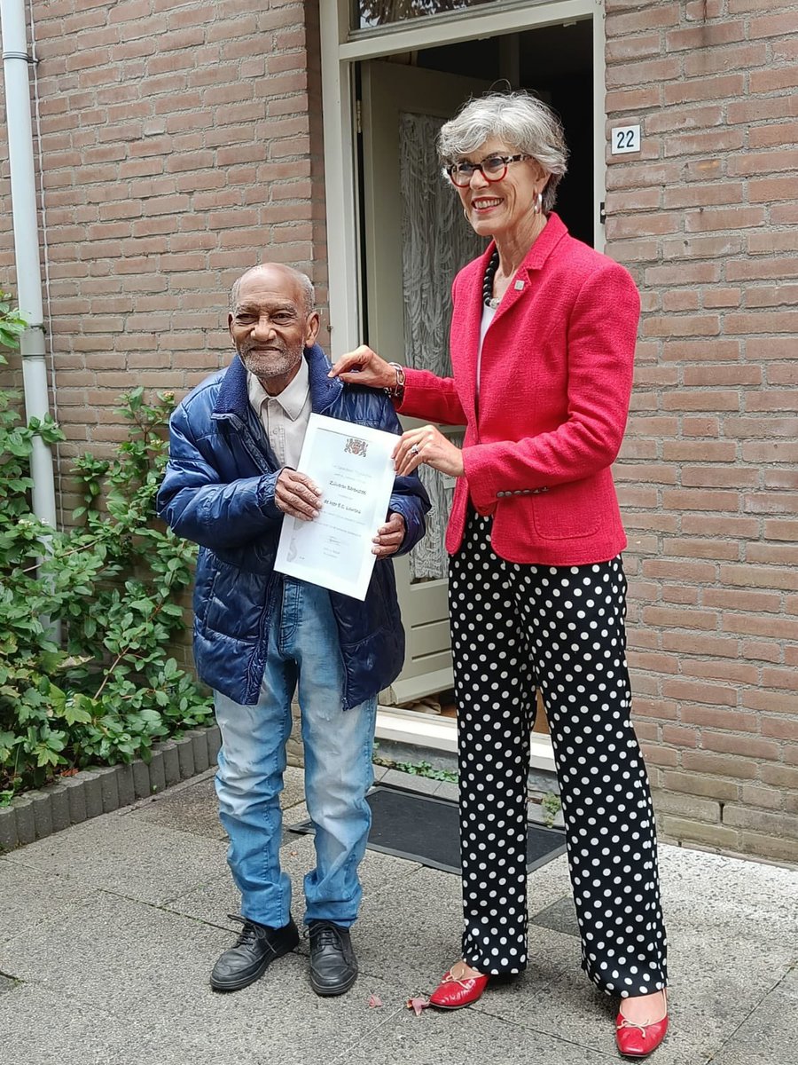 Vanochtend heb ik de heer E.C. Lourens (93) uit #Voorhout verrast met het uitreiken van de ‘Zilveren Barensteel’. Hij houdt al jaren de buurt vrij van bladeren en takken. Een buurtbewoner heeft de heer Lourens voorgedragen voor deze gemeentelijke onderscheiding. <a href="/gem_teylingen/">Gemeente Teylingen</a>