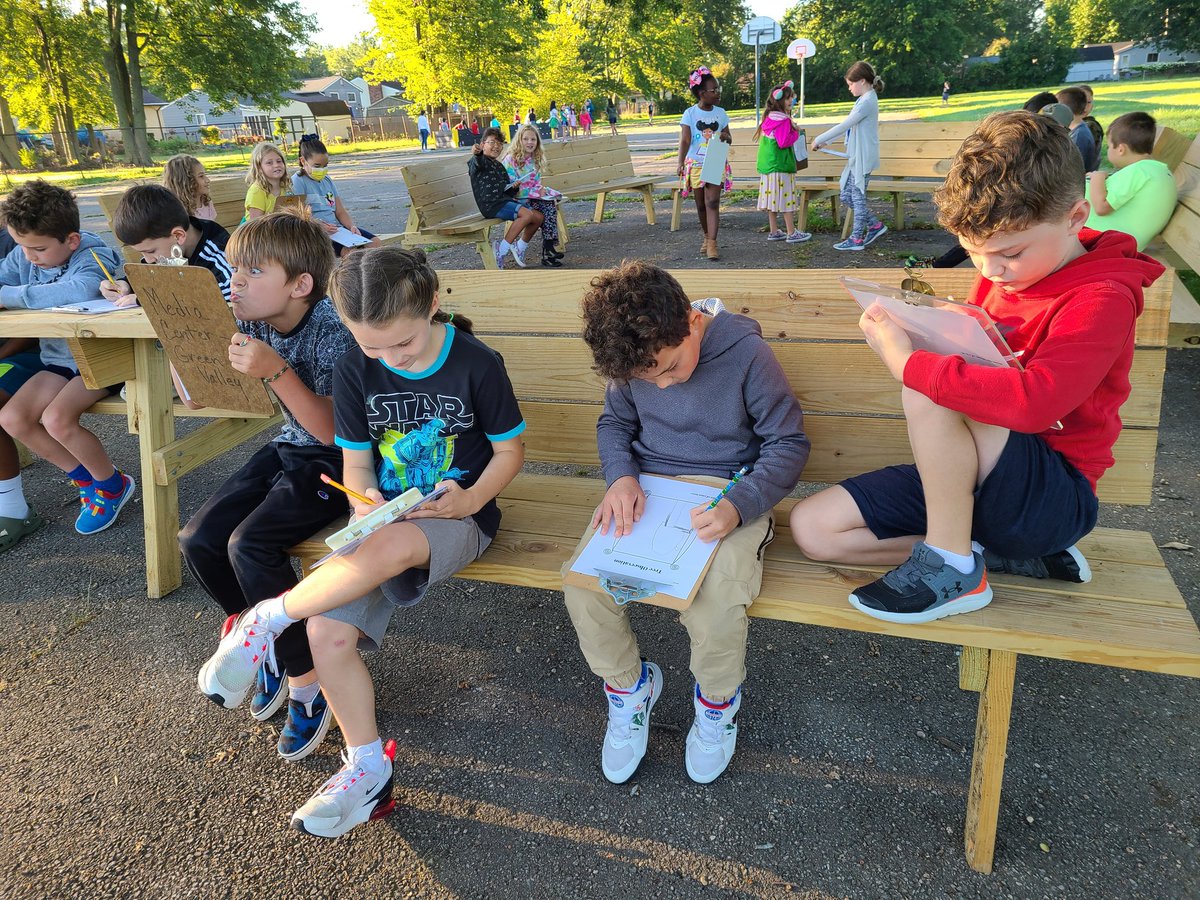 ArtRhta's tweet photo. 3rd grade artists enjoyed the open air while observing and drawing trees from our new outside classroom. Later, middle school artists tested out different values, tones and shading techniques in stations today. Happy Friday RHTA! @RHTASTEM3 @RHTAStem7 @NRCSStem https://t.co/z24LdzhjJy