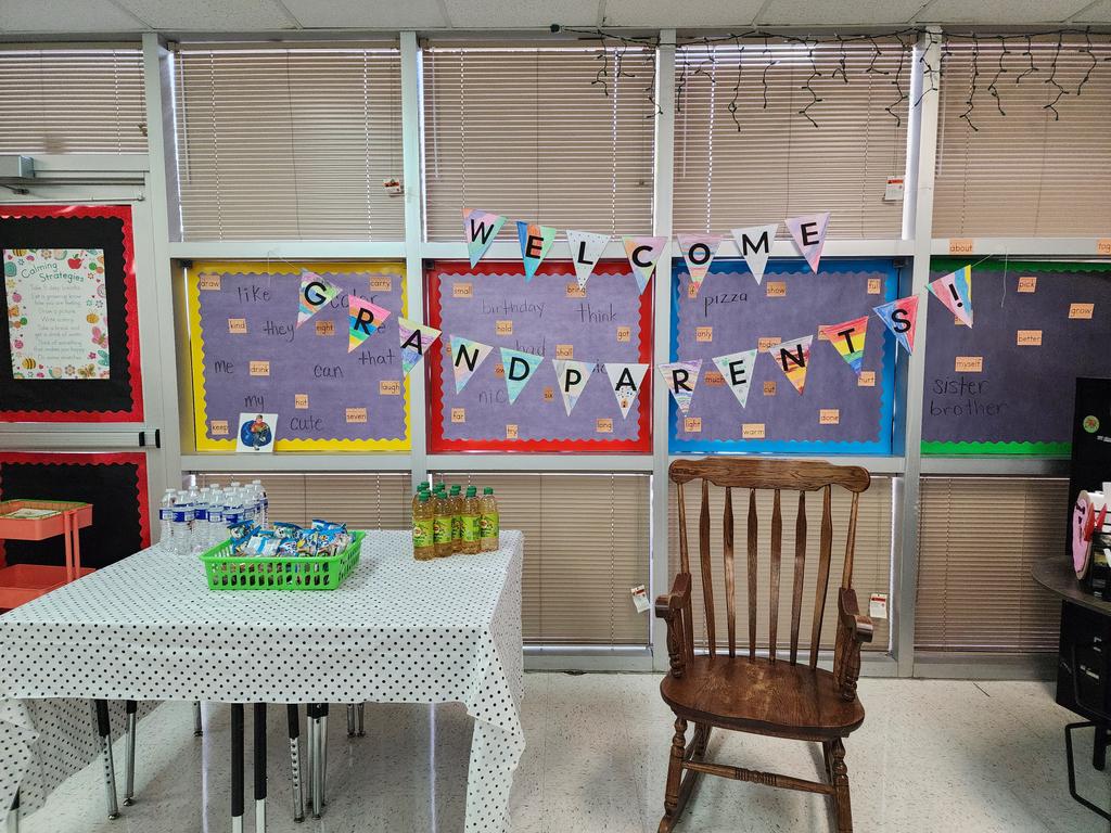 Acaden02's tweet photo. Our little @LVerde_ES bears enjoyed spending time with their grandparents at school. Happy grandparents day! 🤍🐻 https://t.co/48DSEwUayV