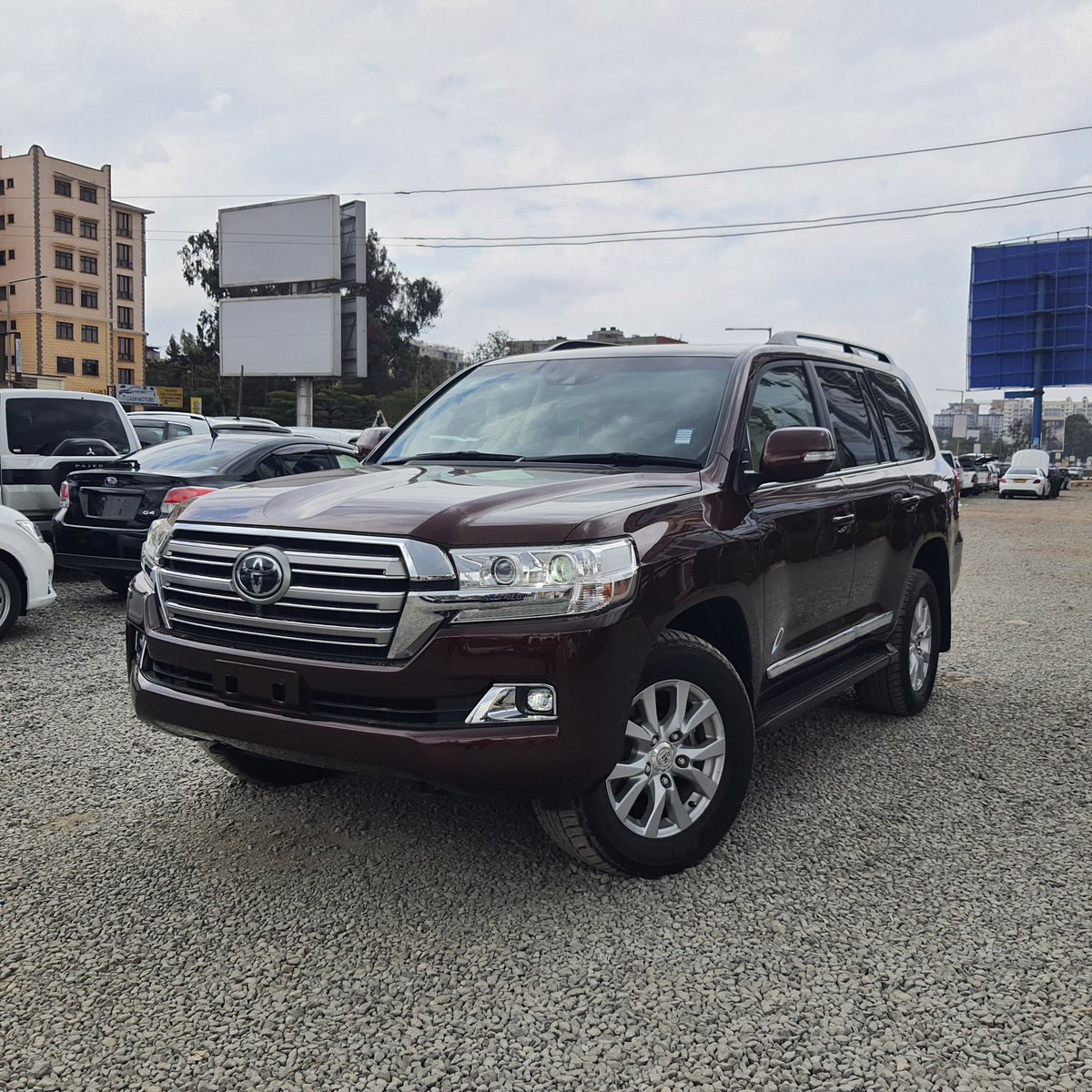 iamnyarari's tweet photo. @WilliamsRuto Mr president am a car sales person at ngong road ,and since you are a leader promoting the youth niko na 2016 land cruiser  v8 zx sahara that i shld sell to you🙈 Nipromote Mr President🙏 reach me on 0731731244 #County49 #KOT https://t.co/K2gYCuHAv8