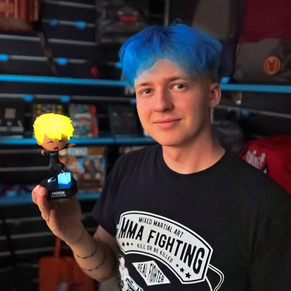 RealGeekShop's tweet photo. 💡GLOW COOLECTIBLES EDICE x MOON 🌙 x SIR YAKARI 🔥

Absolutní novinka a největší pecka na československém trhu s youtuberským merchem je tady! 🔥

Oblíbené a dávno vyprodané figurky @studiomoontv a @sir_yakari , tentokrát v limitované GLOW edici.💡

Co to znamená?

Limitovan… https://t.co/0qbPtXltfF