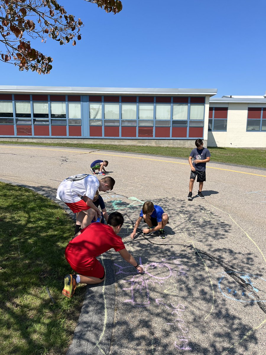 jmannion4C's tweet photo. @KatieNovakUDL mentioned #Sketchnoting as a #UDL strategy. Faculty tried the strategy during a meeting yesterday, and today this how one of our Wellness teachers is having students capture what they’ve learned - sidewalk sketchnotes! https://t.co/Y5SKSXR2Zy
