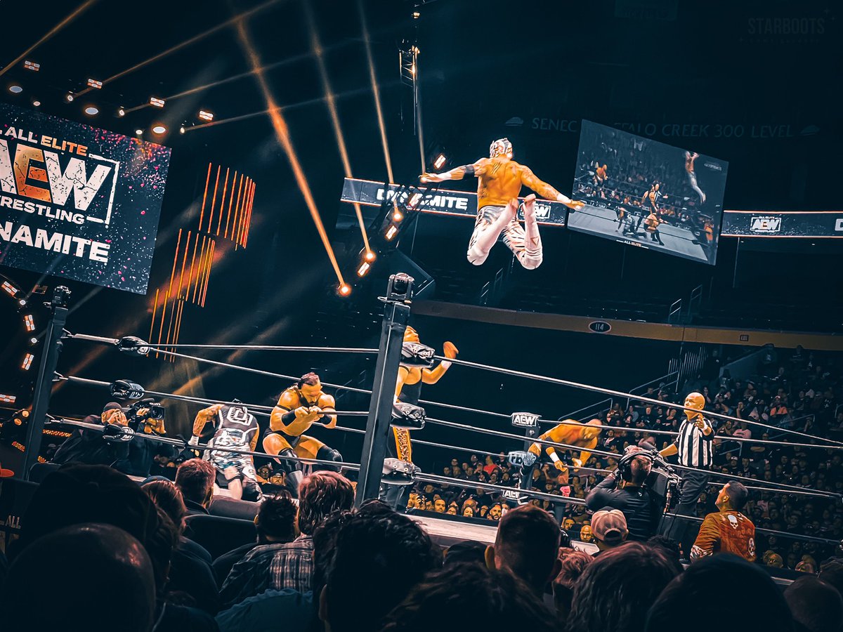 starboots_'s tweet image. i took a few photos at the show wednesday night, but this one was absolutely my favorite! @ReyFenixMx ✨
#AEW #AEWDynamite #DeathTriangle @PENTAELZEROM