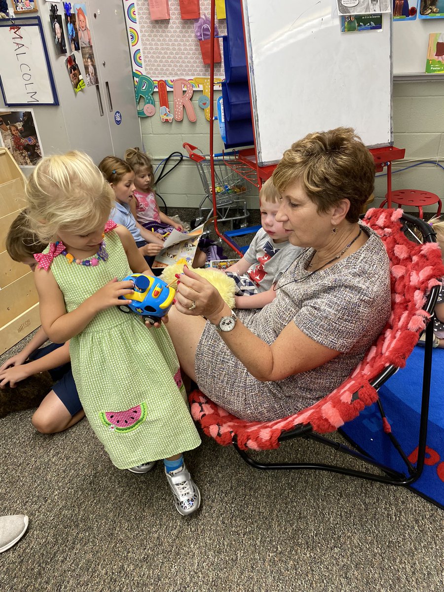 SchoolABVM's tweet photo. Everyone loves to read with their buddy! https://t.co/XP8PeqGB2j