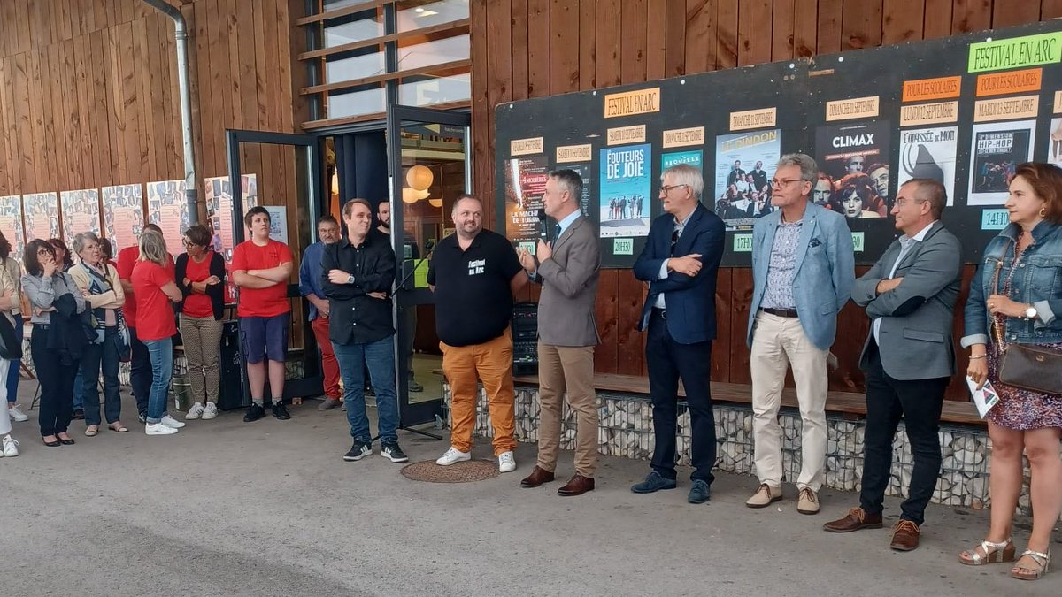 Inauguration de la 11e édition du Festival en Arc à Arc-les-Gray, en présence de <a href="/PhDestable/">Philippe Destable</a>, IA-DASEN. Cette année, 1720 élèves de la maternelle au lycée profiteront de l'un des 4 spectacles programmés pour les scolaires. Merci aux bénévoles 👏 #EAC <a href="/acbesancon/">Académie de Besançon</a> <a href="/pass_Culture/">pass Culture</a>