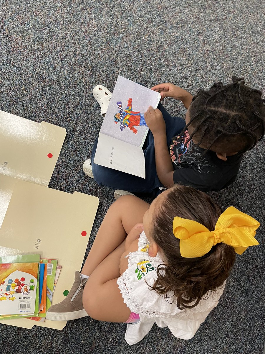 TaylorLakin1's tweet image. Partner reading &amp;amp; talking about our books. 🤗📖 @KaiserKISD @KleinISD @KassmyaN #Kindermagic #buildingreaders
